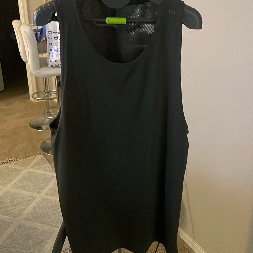 Men’s large grey lululemon sleeveless shirt.